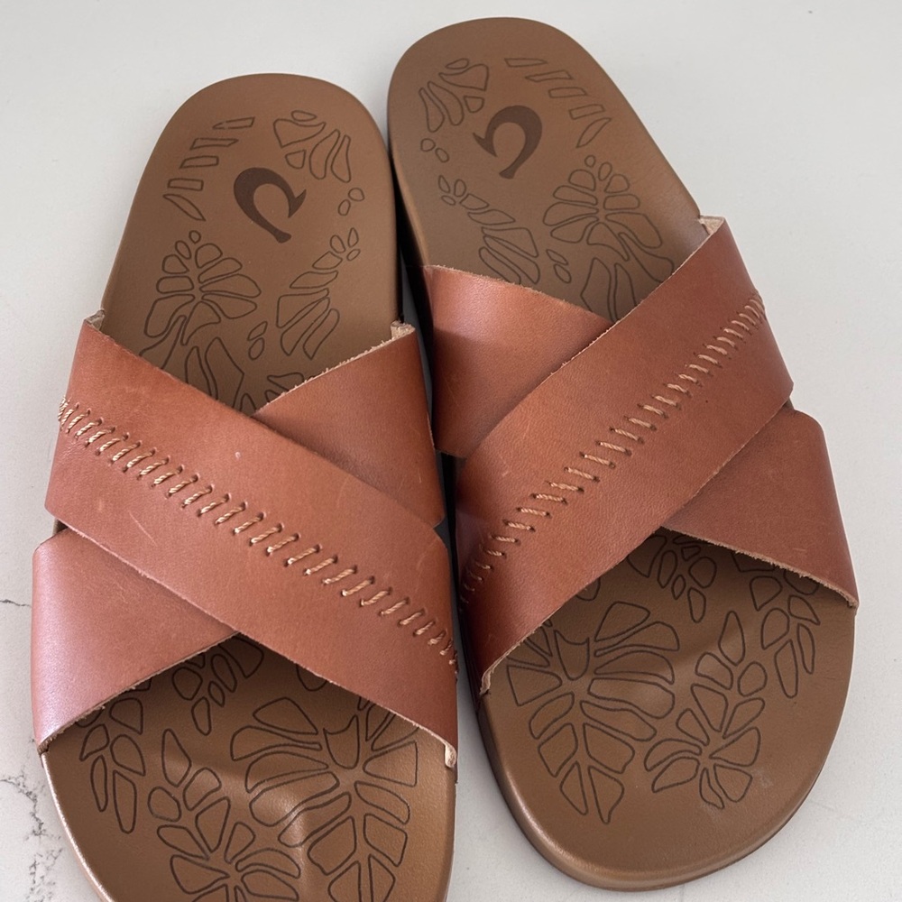 Like new Olukai leather slides
